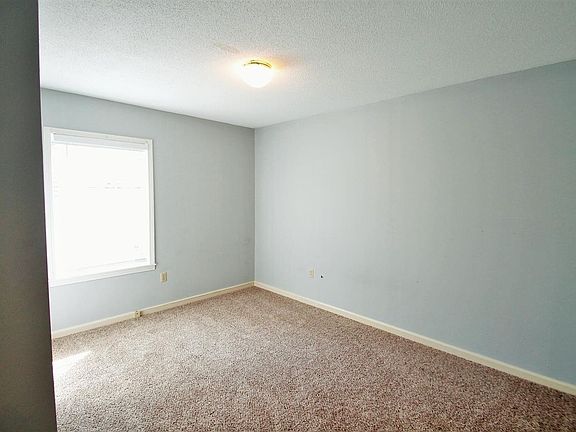 3rd image of 919 Chester Cir