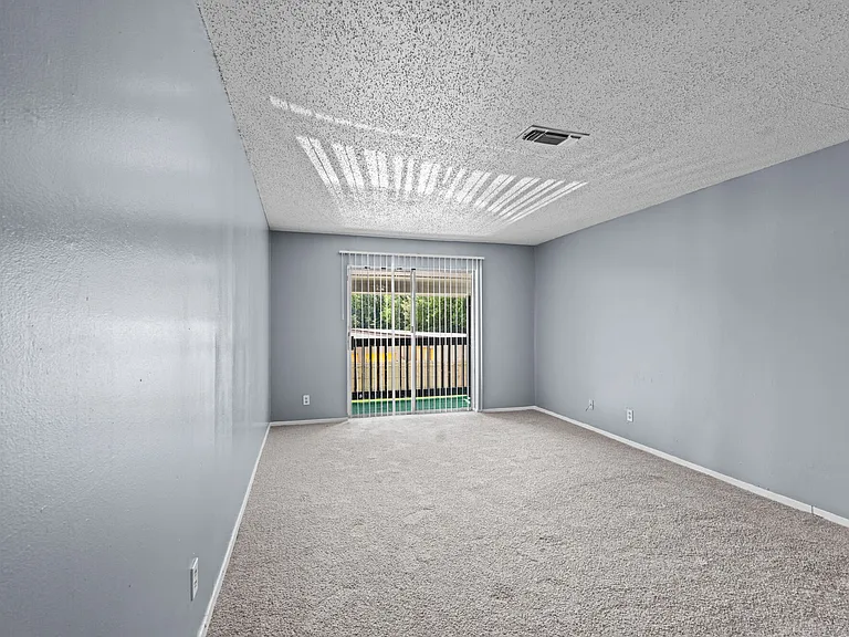 Creekside Apartments — Photo 31