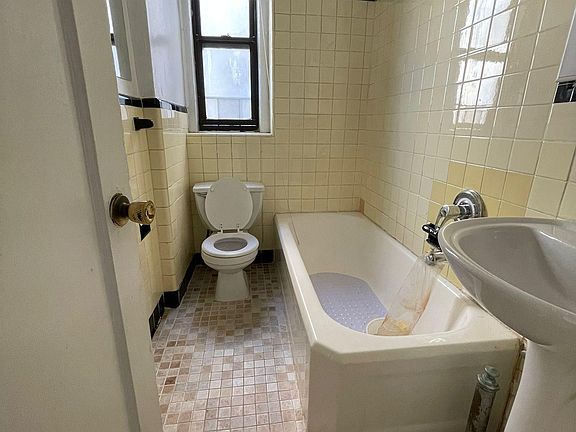 5th image of 2260 Bronx Park E APT 4H