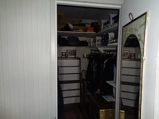 Sold by Thomas Lipovetsky, LREB | media 31