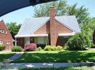 2160 Vernier Rd, Grosse Pointe Woods, MI 48236