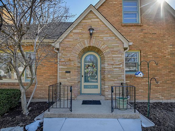 3rd image of 1031 N Spring St