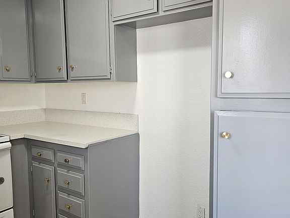 5th image of 527 Howard Ave APT 17