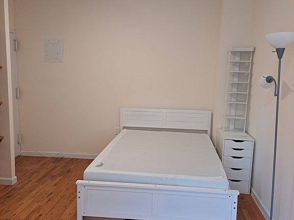 4th image of 216 W 100th St #918