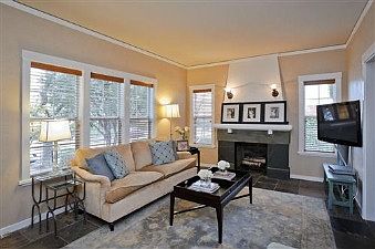 Living room :: 431 Hobart Ave