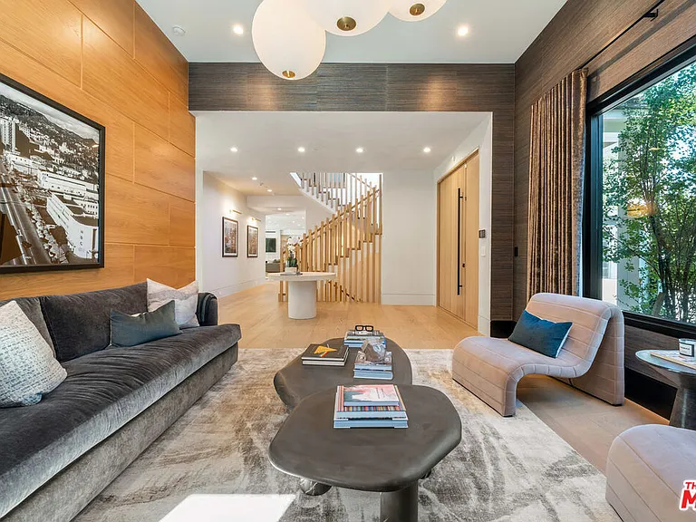 17228 Otsego St — Photo 3
