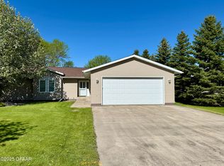 1404 3rd St, Langdon, ND 58249