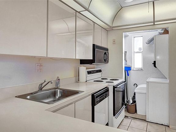 5th image of 7800 Colony Circle #201