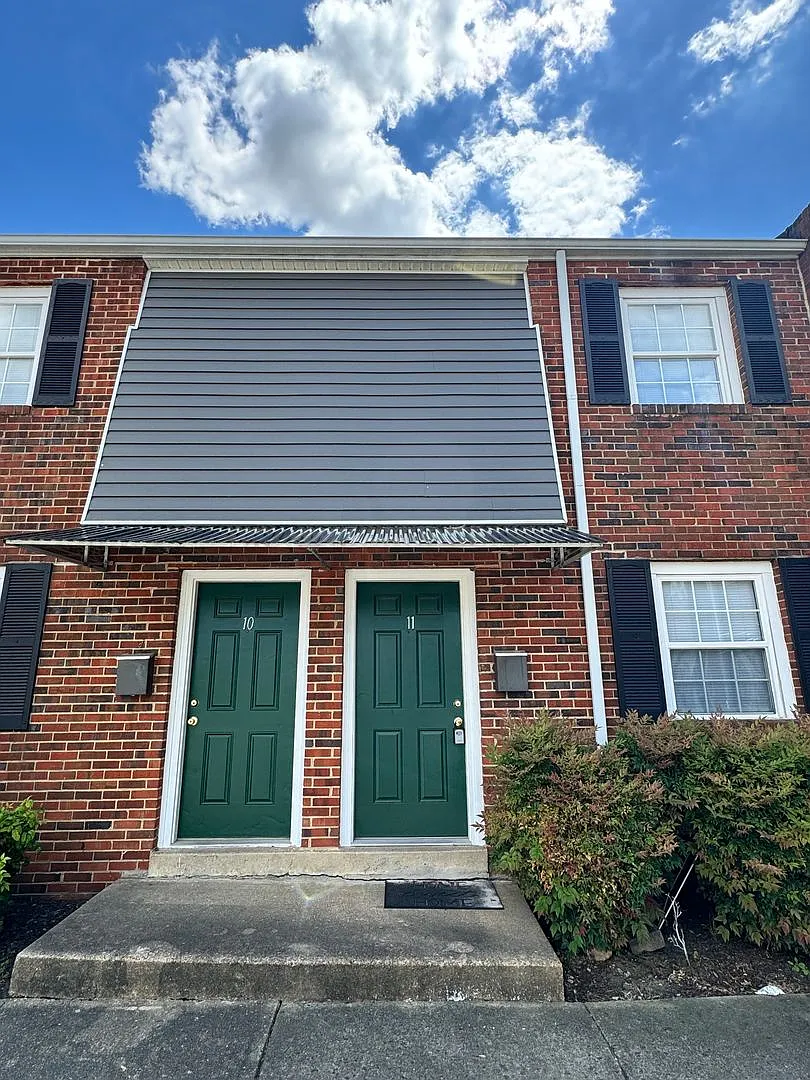 2 bed townhouse! Central Air, laundry. Great location. — Photo 1