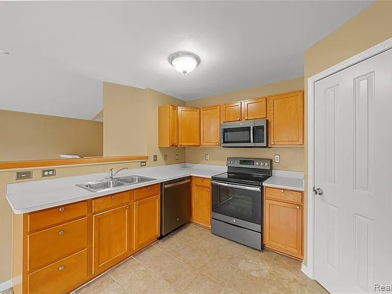 47408 Pembroke Dr — Photo 11