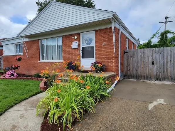 19156 Ash Ave, Eastpointe, MI 48021