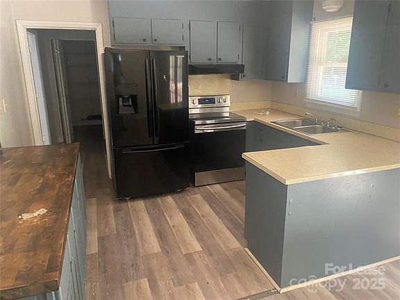 3rd image of 1427 Oak Hill Dr