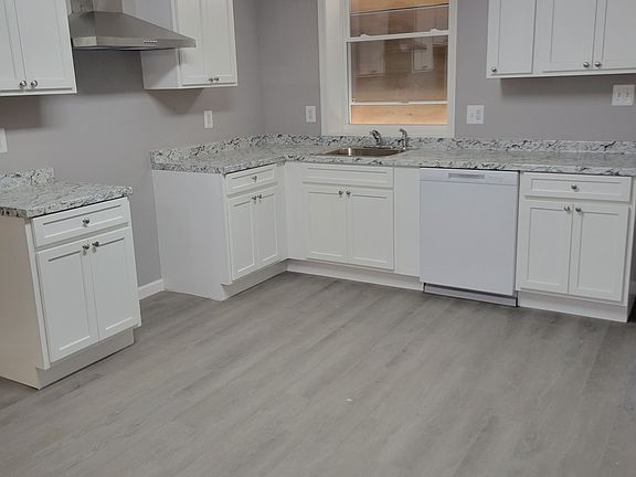 5th image of 28 N Clinton St