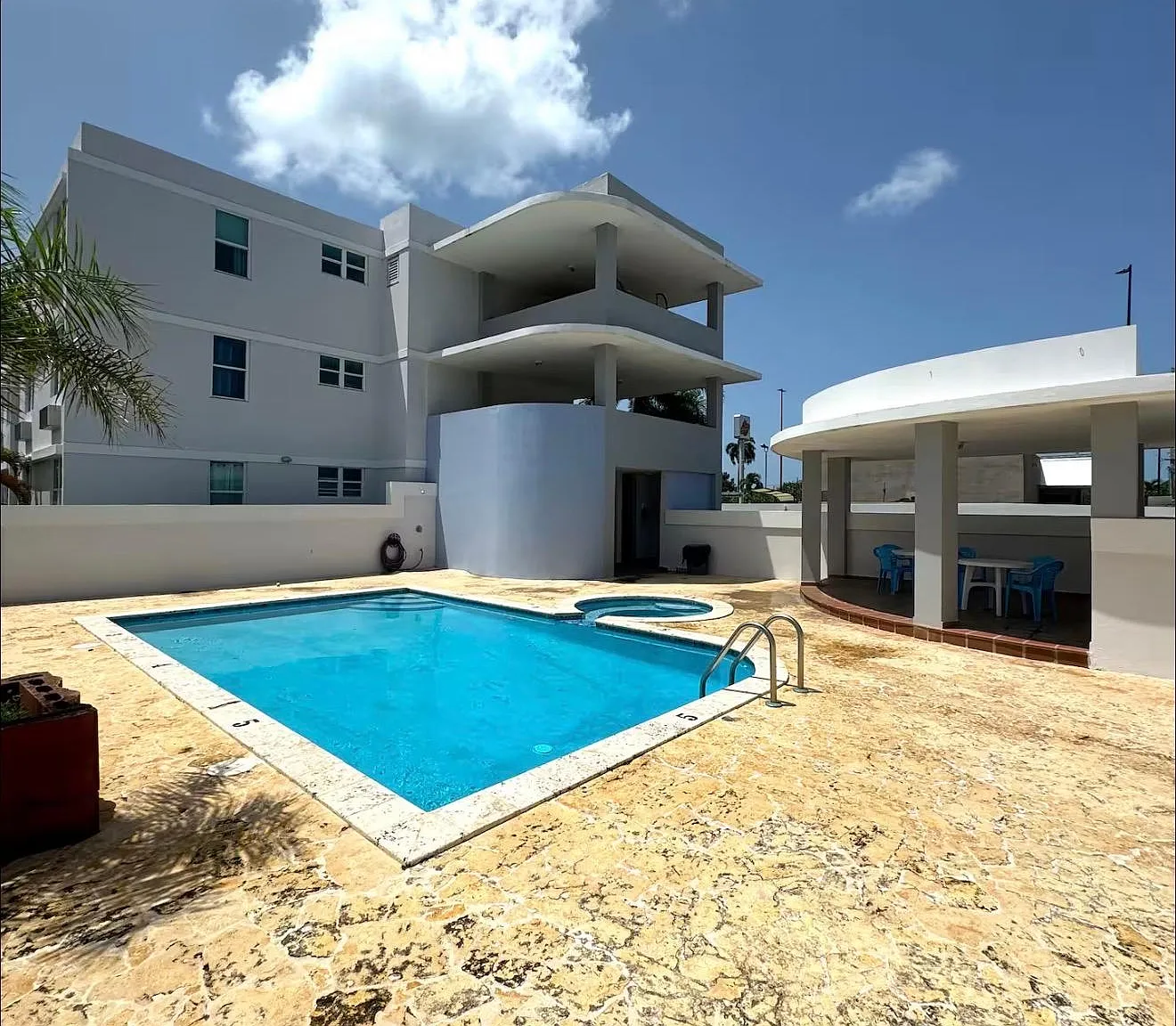 2 bed, 1.0 bath, 1250 sqft, $1,750 — Photo 2