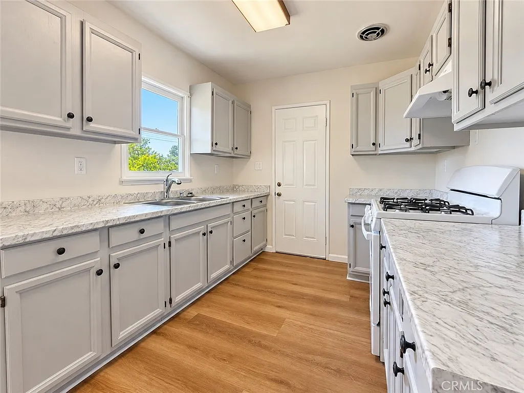 2 bed, 1.5 bath, 1144 sqft, $2,350 — Photo 4