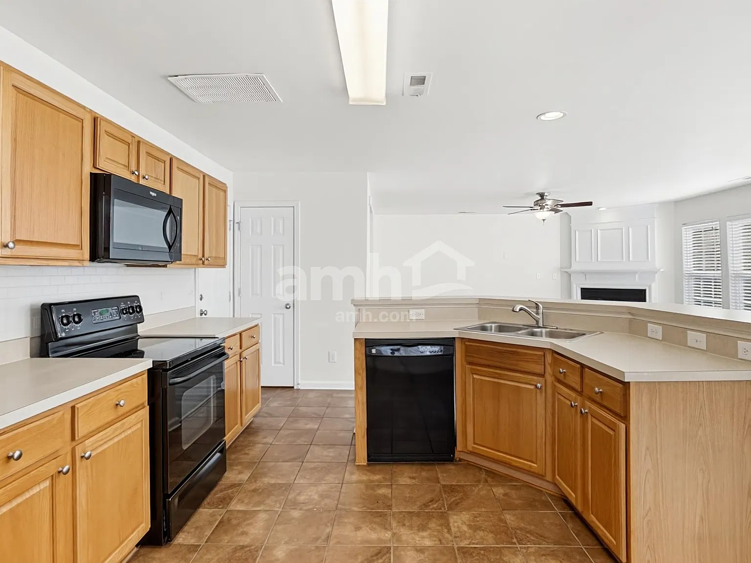 4 bed, 2.5 bath, 1859 sqft, $2,155 — Photo 4