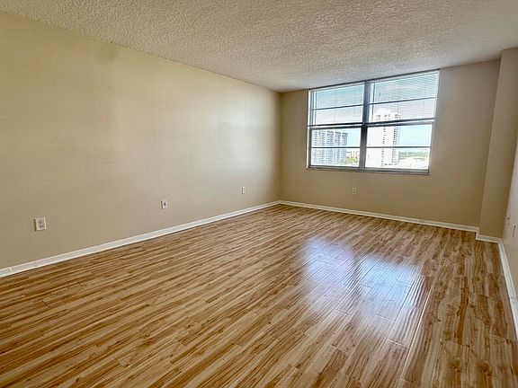 5th image of 2851 NE 183rd St APT 914E