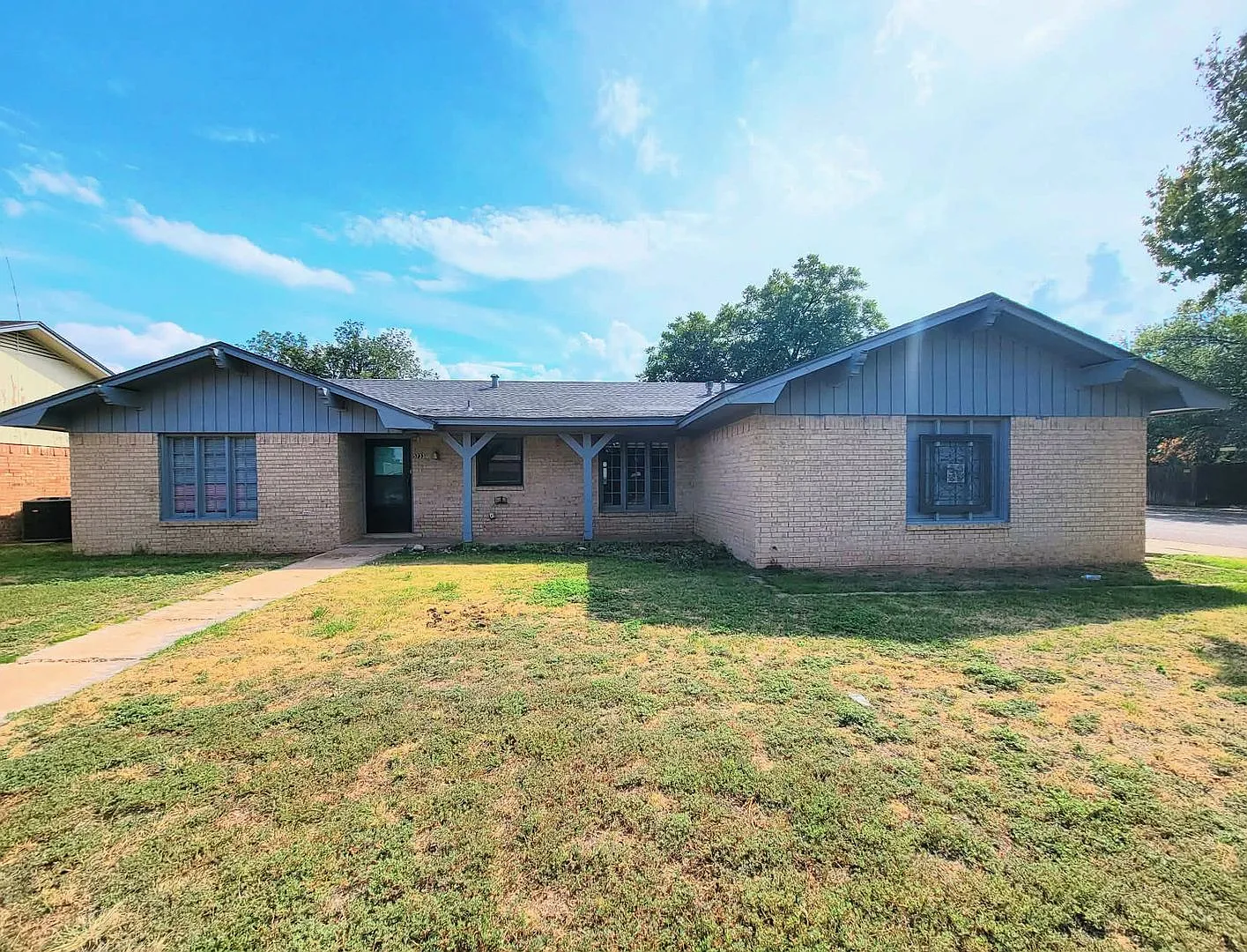 Well maintained house in great neighborhood!! Available Now! — Photo 1
