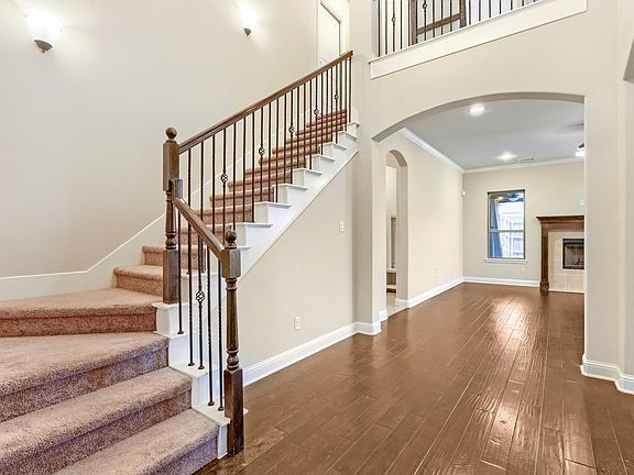 4th image of 123 White Oak Lane Red