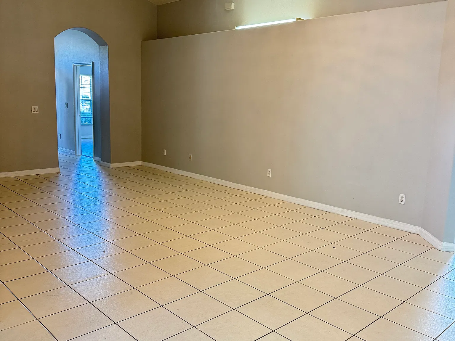 4 bed, 1927 sqft, $2,500 — Photo 3