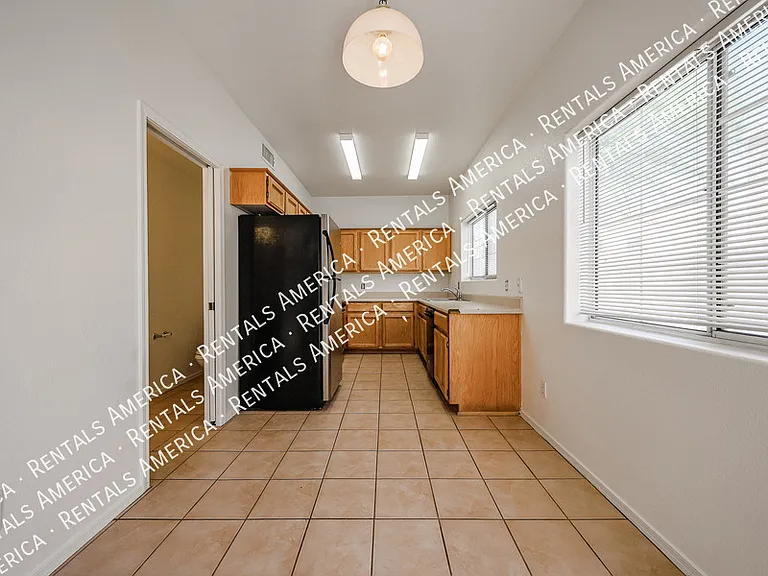 1022 W Westchester Ave — Photo 9
