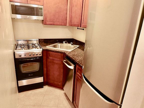 5th image of 118 W 73rd St APT 2B