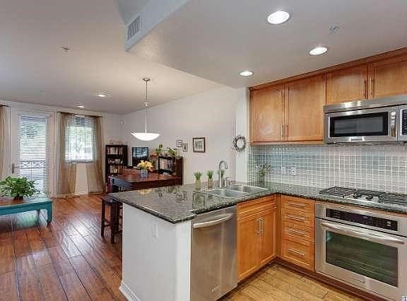 3rd image of 931 E Walnut St Unit 113