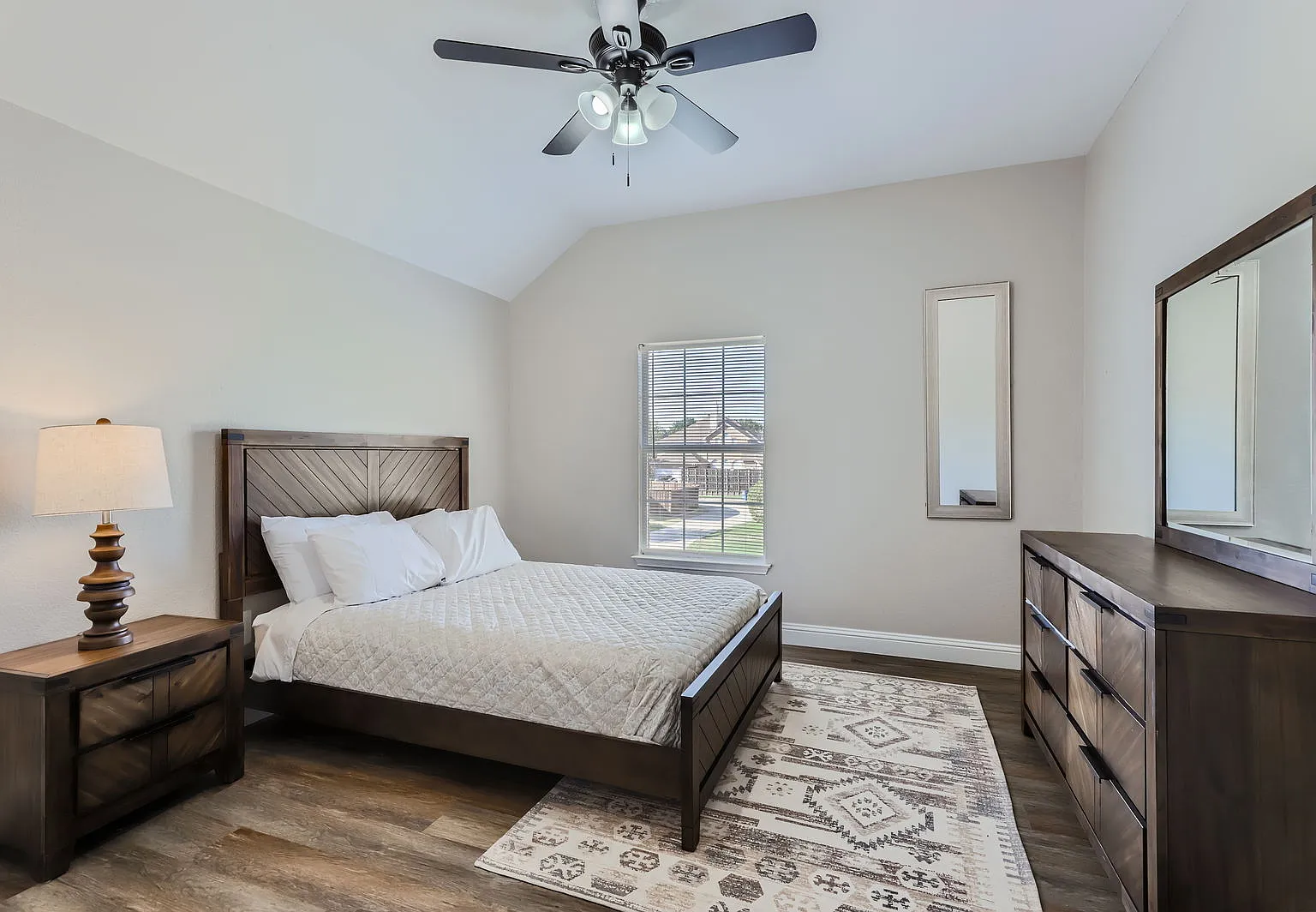 4 bed, 2.5 bath, 2597 sqft, $5,000 — Photo 3