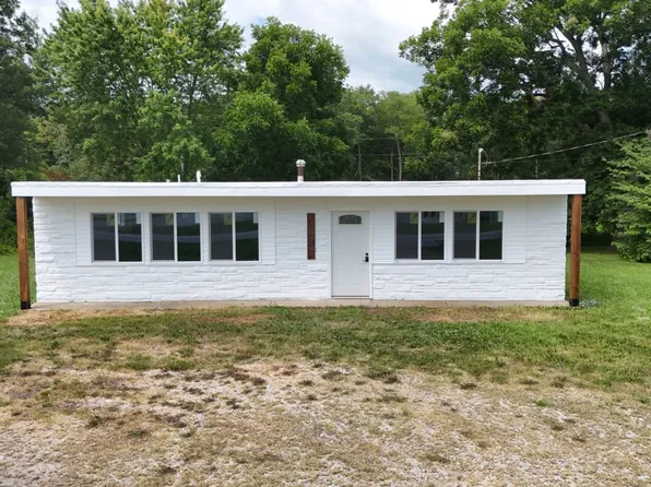 1483 S 1st St, Fairfield, IL 62837