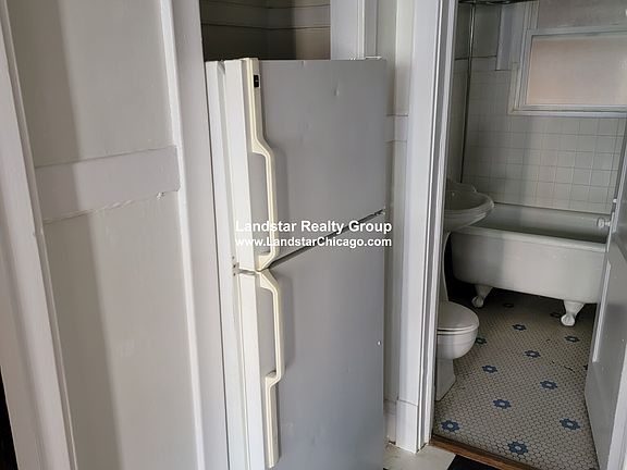 5th image of 1947 W Montrose Ave #2