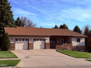 426 Juniper Dr, Bismarck, ND 58503