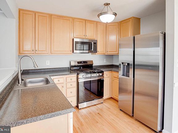 3rd image of 3633 Sherbrooke Cir