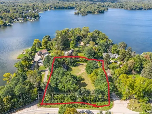 9 Annandale Rd, Leonard, MI 48367