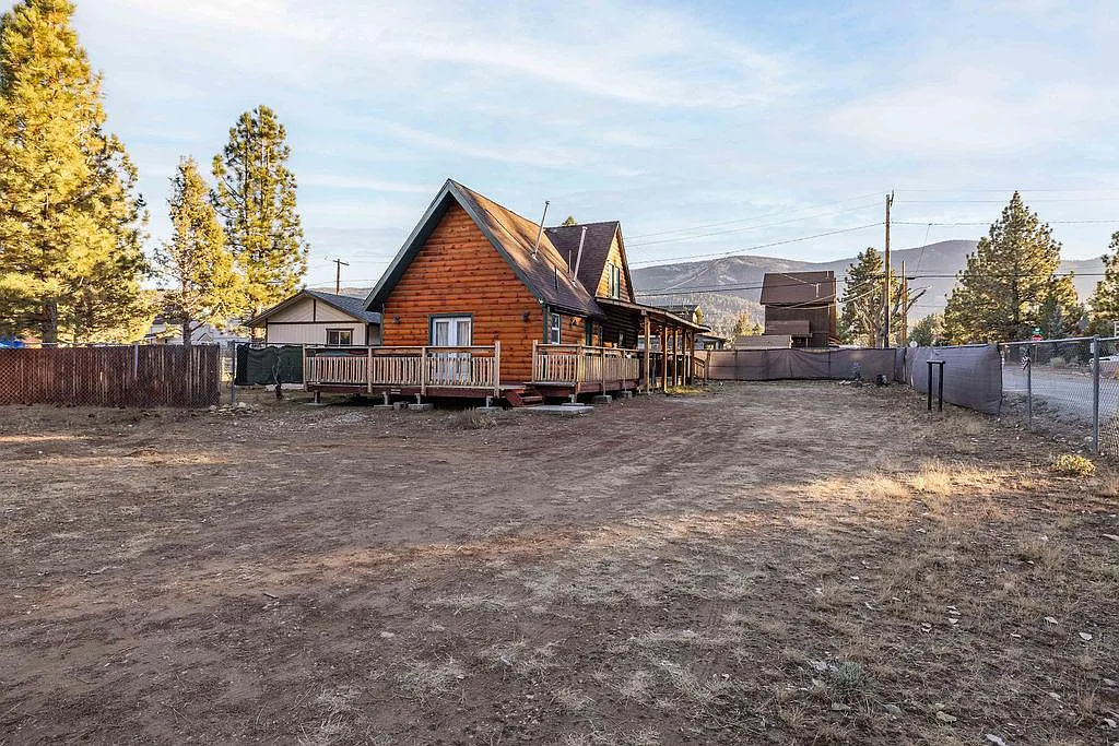 3 bed, 1.5 bath, 1027 sqft, $2,000 — Photo 1