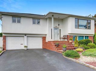 1727 John St, Merrick, NY 11566