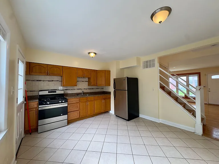 1243 S Grantley St — Photo 5