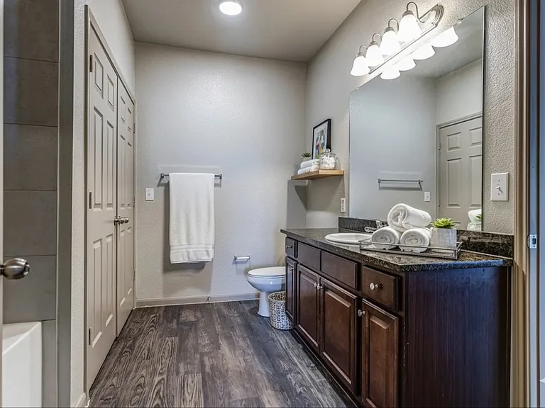 Creekside Vue Apartments — Photo 8