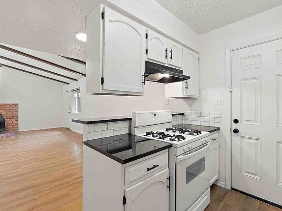 4th image of 1120 Hazelton St