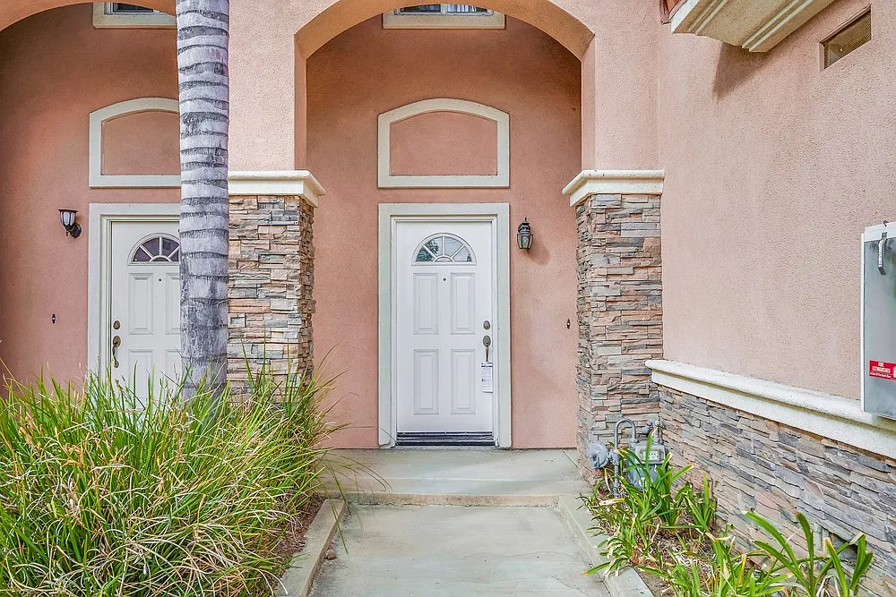 3 bed, 2.5 bath, 1430 sqft, $3,300 — Photo 2