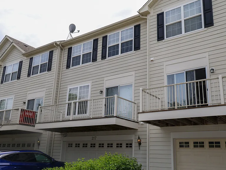 217 Comstock Dr — Photo 4