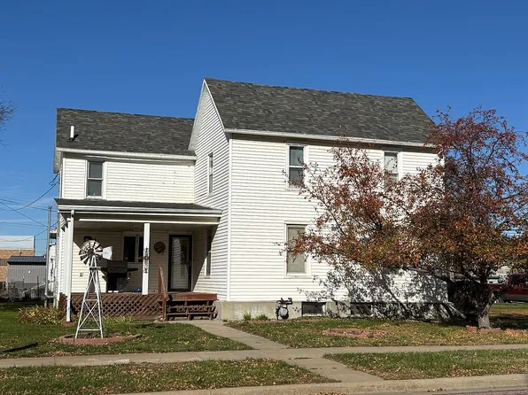 207 S 1st St, Parkston, SD 57366