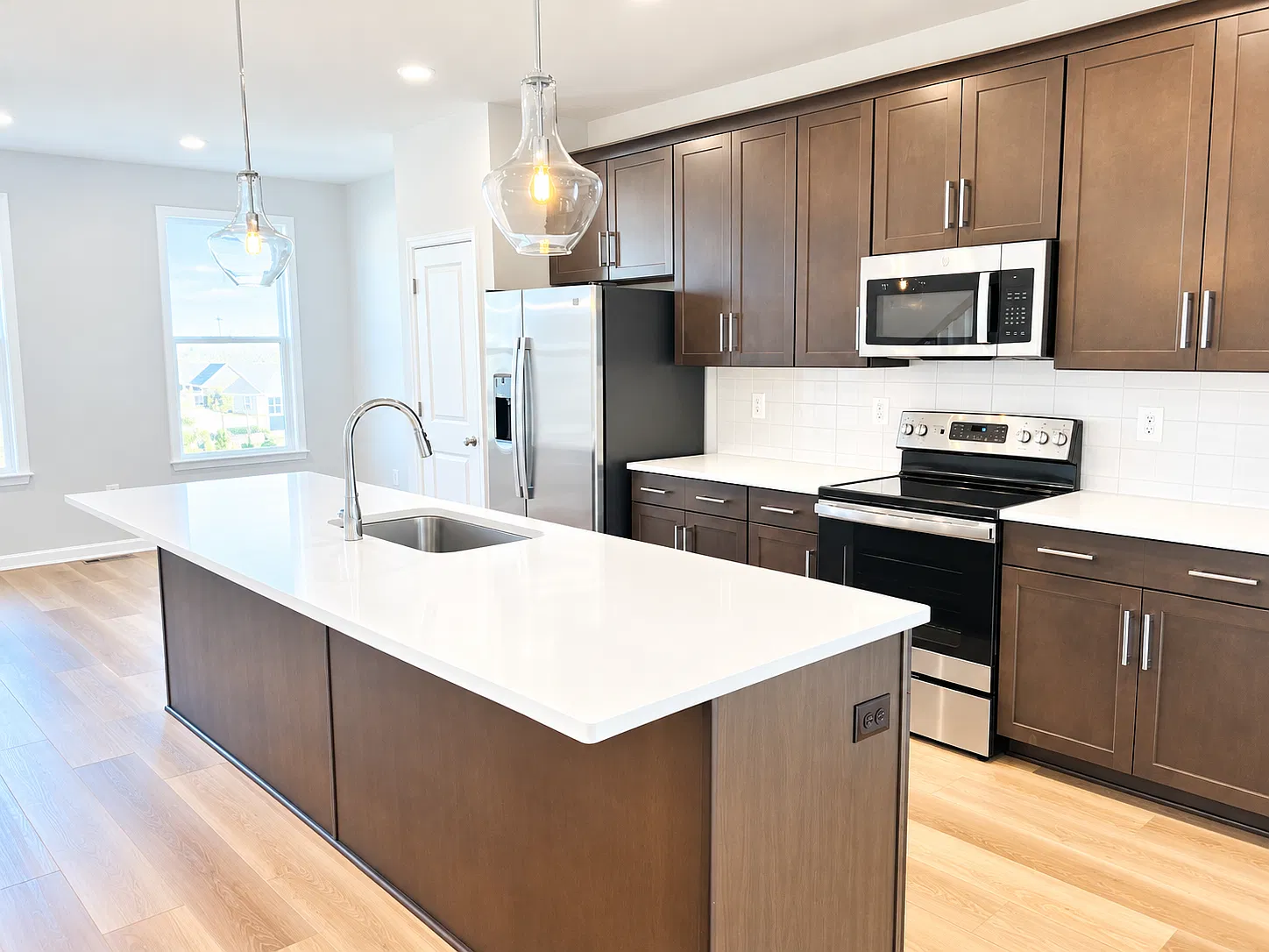 4 bed, 3.5 bath, 2165 sqft, $2,549 — Photo 4