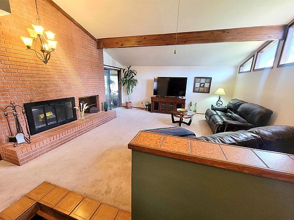 4th image of 389 Catherine Ave