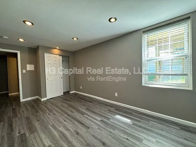 1041 Flora Lake Ct — Photo 34