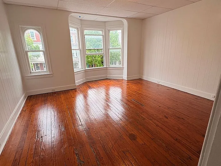640 W Princess St #2 — Photo 2