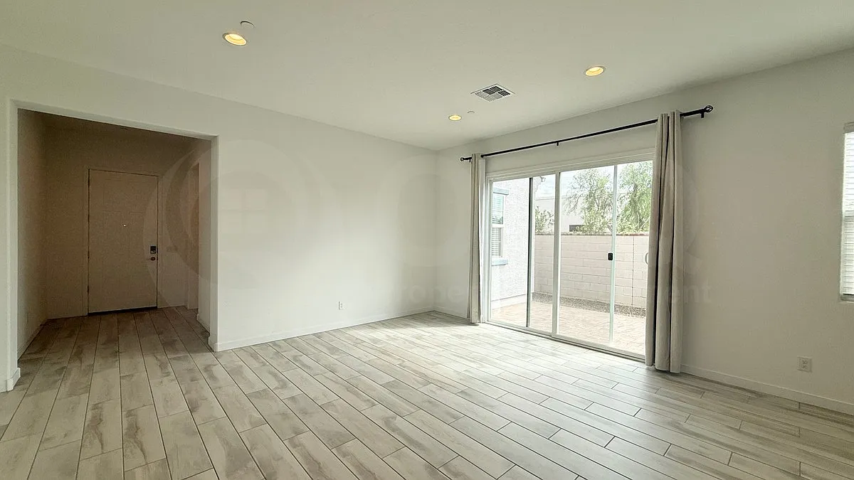 4 bed, 2.5 bath, 2277 sqft, $2,800 — Photo 4