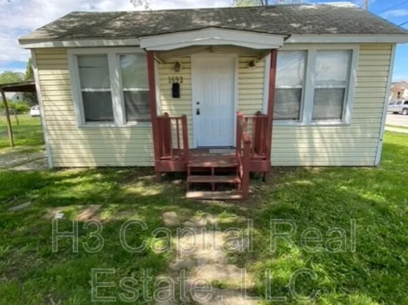 1693 Market St, Madison, IL 62060