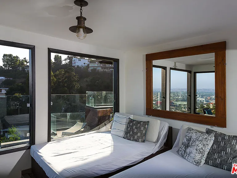 1733 Sunset Plaza Dr — Photo 27