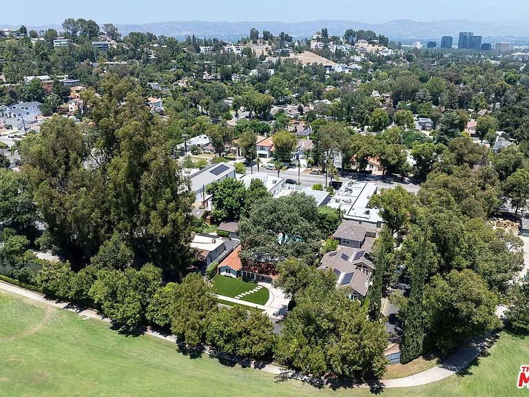 21309 Ibanez Ave — Photo 33