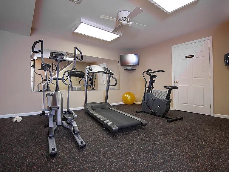 Holiday Center Apartments — Photo 10